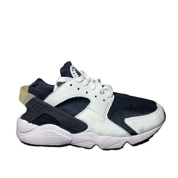 Men’s Nike hurache athletic shoes size 8 black and white